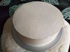 再称200淡奶油20细砂糖进行打发，摸面奶油打6-7分发，不能太硬