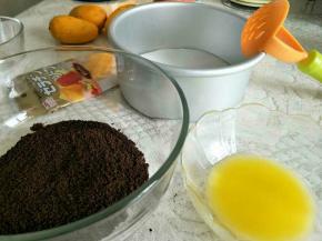 1.奥利奥去心，压碎碎的，100克。
2.黄油隔水融化40克。
3.混合拌匀。
(我实际只有50克饼干，24黄油，太薄。)