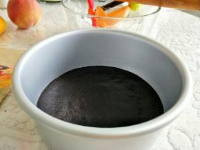 1.模具下垫油纸，把饼干倒入，压实。压平，注意四周压紧实。
2.模具包保鲜膜或放密封容器中，置入冰箱冷藏。