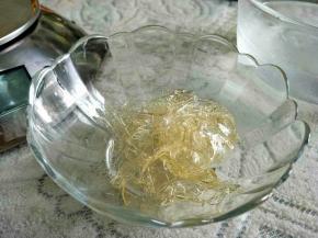 1.吉利丁片12克放入冷藏水或冰水，泡软软的。
2.挤干水分，隔热水(50～60度)，全部融化成液态。