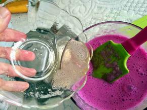 1.火龙果，蜜桃，酸奶。打汁，取250克。
2.倒入吉利丁液，搅拌均匀。之后可以过筛。