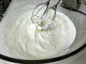 250克淡奶油加35克糖粉打到6.7分，有纹路，移动盆有缓慢流动状态。