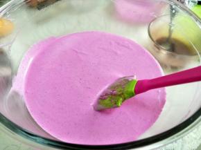 火龙果糊分次和奶油混合均匀。