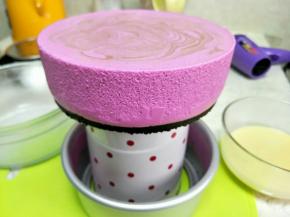 1.倒入冷藏的模具，轻震气泡。覆盖保鲜膜再冷藏至少4小时以上，或过夜。
2.取出，放在适当的高的物体上，热吹风缓吹一圈，轻轻下来模具，轻松脱模。