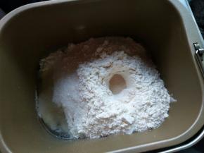 鸡蛋液、糖和盐对角分开放，放高筋面粉，和酵母