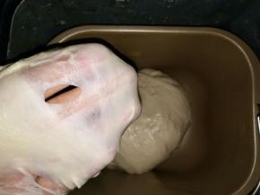 面包机一个揉面程序，能拉出厚膜加入软化的黄油；再次启动一个揉面程序，直到完全阶段