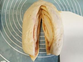 卷起，然后中间对半切开