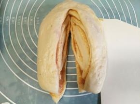 卷起，然后中间对半切开