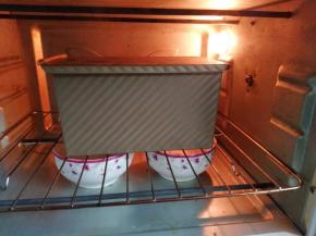 放烤箱进行二发，底下放碗热水