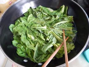 莴笋叶子焯一下水