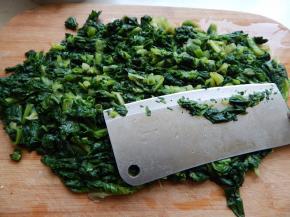 然后把煮好的莴笋叶子剁碎