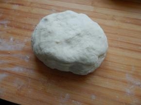 面粉加入水柔面团