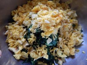 炒好的鸡蛋加入