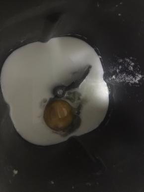 将盐、白砂糖、鸡蛋、纯牛奶放入面包机里按面团发酵键