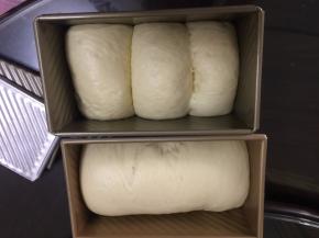 盖上吐司盖后发酵至七八分满即可