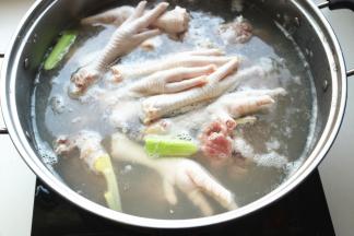 鸡爪和排骨冷水入锅，水开后再煮5分钟。