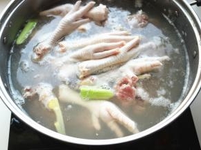 鸡爪和排骨冷水入锅，水开后再煮5分钟。