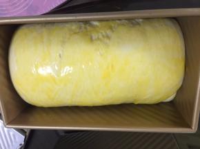 （这个是整个面团擀长卷成的）表面刷上蛋黄液