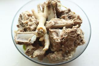 捞出来洗净浮沫等脏东西。