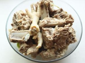 捞出来洗净浮沫等脏东西。