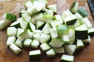 冬瓜去籽，连皮切块。