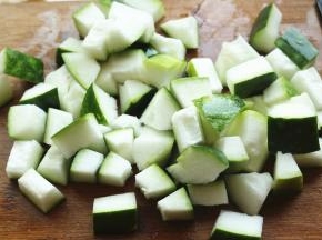 冬瓜去籽，连皮切块。