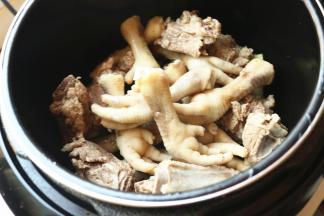 排骨和鸡爪放入压力锅捏。