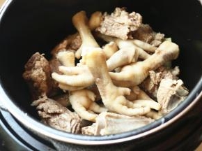 排骨和鸡爪放入压力锅捏。