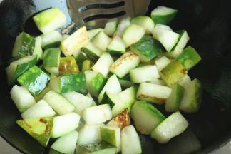 炒锅放少许油，放入冬瓜煸炒至表面变黄。
