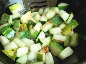 炒锅放少许油，放入冬瓜煸炒至表面变黄。