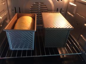 烤箱预热至190摄氏度后放入中上下火烤35～40分钟