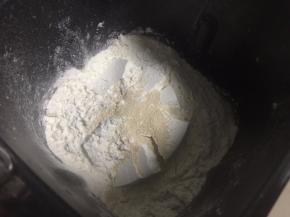 再放入高筋面粉和干酵母粉