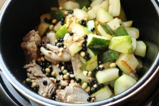 放入炒好的冬瓜块和各种豆子。