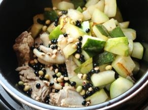 放入炒好的冬瓜块和各种豆子。