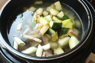 加入能没过食材的水，加入姜片和葱段。