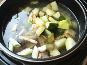 加入能没过食材的水，加入姜片和葱段。