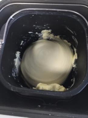 搅拌均匀后即可加入黄油