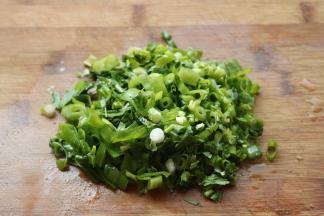 小葱和香菜切末。