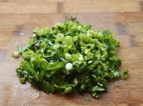 小葱和香菜切末。