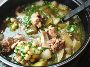 加盐调味，搅匀，好喝的汤就完成了。