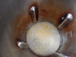 泡一个碗上加入豆浆机里