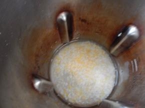 泡一个碗上加入豆浆机里