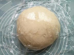 面团滚圆盖保鲜膜，室温醒20分钟