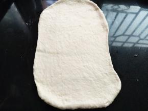 面团擀开，长35cm宽25cm