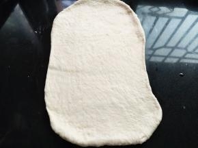 面团擀开，长35cm宽25cm