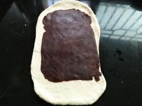 把豆沙馅铺在面团上