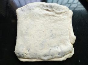 擀成长方形，再次重复上面的折叠方法，做一次