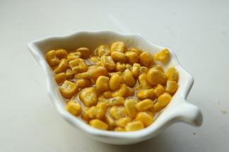 黄油用微波炉加热30秒融化，和冻干玉米粒混合均匀。