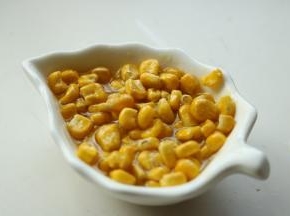 黄油用微波炉加热30秒融化，和冻干玉米粒混合均匀。