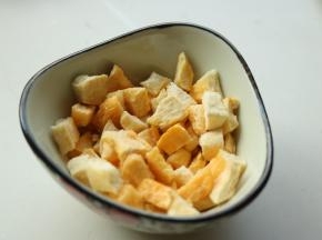 冻干黄桃片掰小一点。